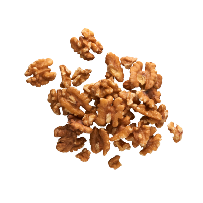 Nozes descascadas de cor castanha clara sobre fundo branco