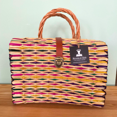 Bolsa colorida de palha com fecho de coração e etiqueta preta