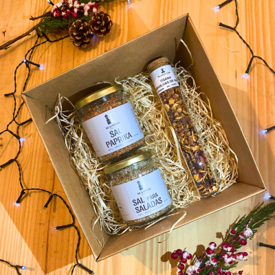 Conjunto de temperos em frascos dentro de caixa com decoração natalícia