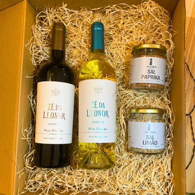 Caixa de vinho e sal aromatizado com dois vinhos ZÉ DA LEONOR e dois frascos de sal PAPRIKA e LIMÃO