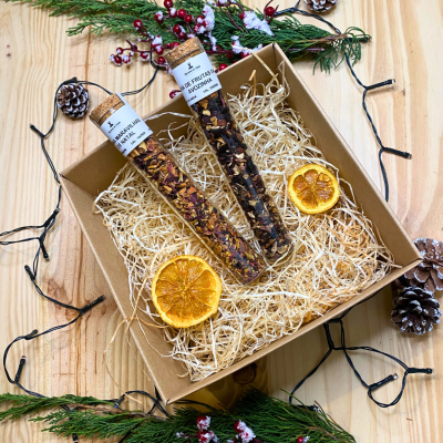 caixa com palhetas de vidro com chá e rodelas de laranja seca, decoração natalícia, mesa de madeira clara