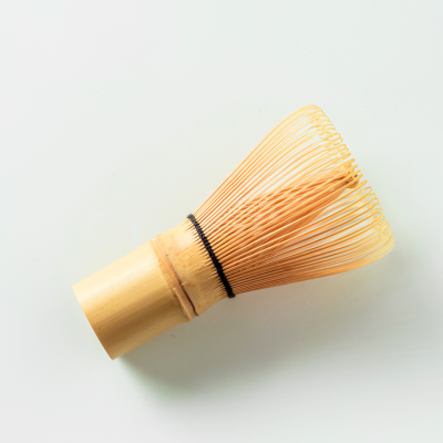 Chasen de bambu para chá com cerdas finas e fio preto na base