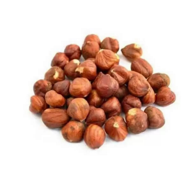 Punhado de avelãs com casca castanha avermelhada sobre fundo branco