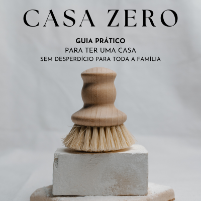 Escova de limpeza com cabo de madeira sobre pedras claras