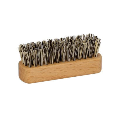 Escova de limpeza com cabo em madeira clara e cerdas pretas e brancas