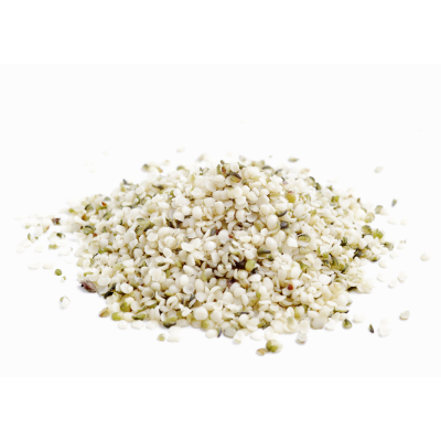 Pilha de sementes de cânhamo descascadas em fundo branco