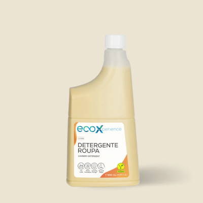 Frasco de detergente para roupa ecoXperience amarelo com rótulo branco e detalhes laranja