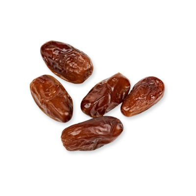 Cinco tâmaras castanho escuro com textura enrugada em fundo branco