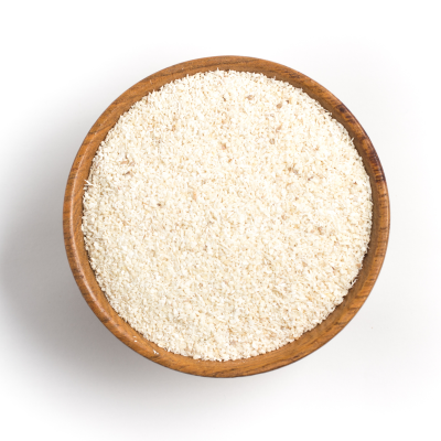 Tigela de madeira com flocos brancos em fundo branco