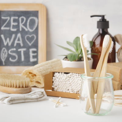 Produtos de higiene sustentável com escovas de dentes de madeira, cotonetes, escova, toalhas e placa 'ZERO WA STE'