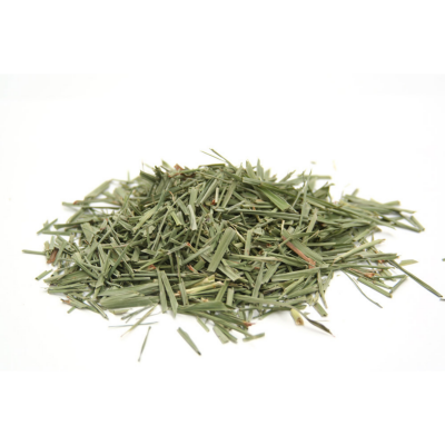 Pilha de palha verde seca sobre fundo branco