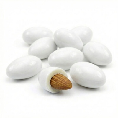 Amêndoas cobertas com camada branca com uma partida mostrando a amêndoa interior