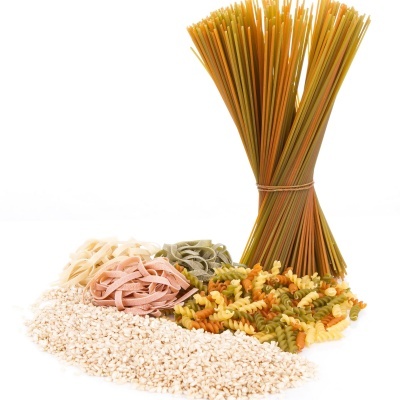 Diferentes tipos de massas secas e arroz branco sobre uma superfície branca