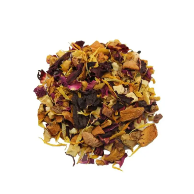 Mistura seca de chá de ervas coloridas em fundo branco