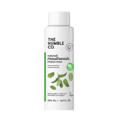 Garrafa branca de bochecho com etiquetas verdes e pretas e folhas desenhadas