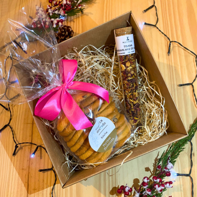 Caixa de presente com bolachas com pepitas de chocolate e tubo de tisana em palha