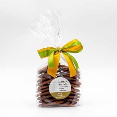 Pacote transparente com bolachas tradicionais e laço verde e amarelo