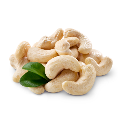 Cajus crus com folhas verdes sobre superfície branca