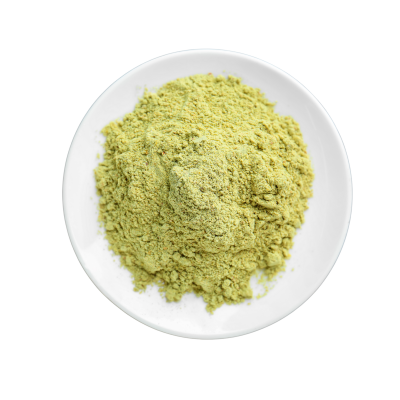 Pó verde amarelado num prato branco