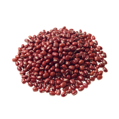 Feijão vermelho brilhante amontoado sobre fundo branco