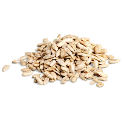 Montinho de sementes de girassol sem casca sobre fundo branco