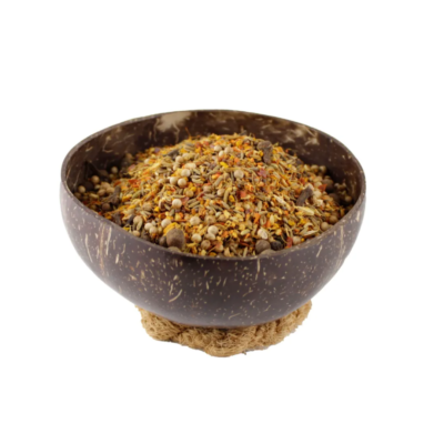 Tigela de coco com mistura de especiarias secas coloridas