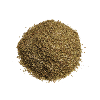 Montinho de ervas secas verdes em fundo branco