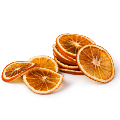Rodelas de laranja secas empilhadas e soltas em fundo branco