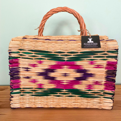 Saco de palha trançada com padrão geométrico colorido e alças de mão