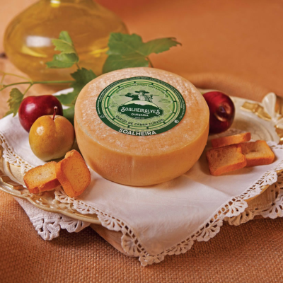 Queijo Soalheira Velas de Cabra Curado com pão torrado e ameixas