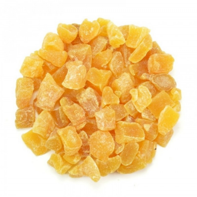 Fruta seca amarela em pedaços pequenos sobre fundo branco