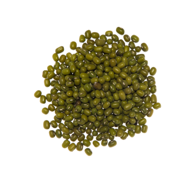 Feijão mungo verde sobre fundo branco