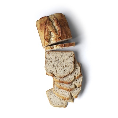 Pão de forma integral cortado em fatias sobre fundo branco