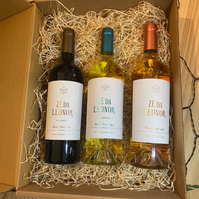 Três garrafas de vinho ZÉ DA LEONOR numa caixa de papelão com enchimento de palha