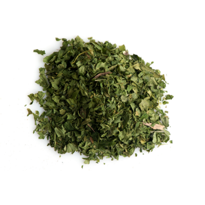 Folhas secas verdes picadas sobre fundo branco