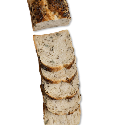 Pão de forma com sementes em fatias sobre fundo branco