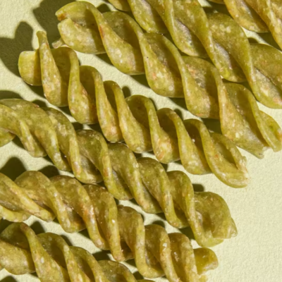 Parafusos helicoidais verdes rugosos sobre fundo amarelo claro