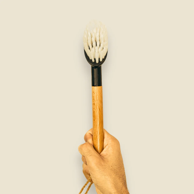 Escova de limpeza com cabo de madeira e cerdas brancas