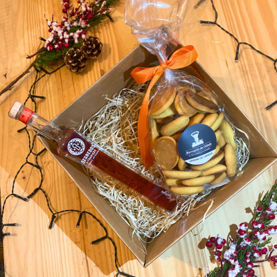 Conjunto de presentes com biscoitos e garrafa em caixa de cartão decorado