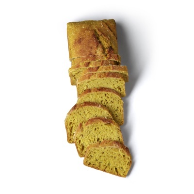 Pão fatiado de cor castanha dourada sobre fundo branco