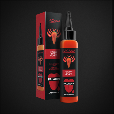 Frasco e caixa vermelhos e pretos de molho de piri-piri SACANA PALADIN com texto e imagem do piri-piri