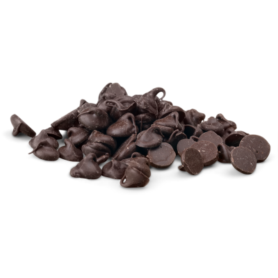 Gotas de chocolate negro empilhadas num fundo branco