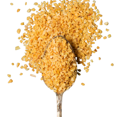 Grão de bico em flocos amarelo-dourados numa colher metálica antiga