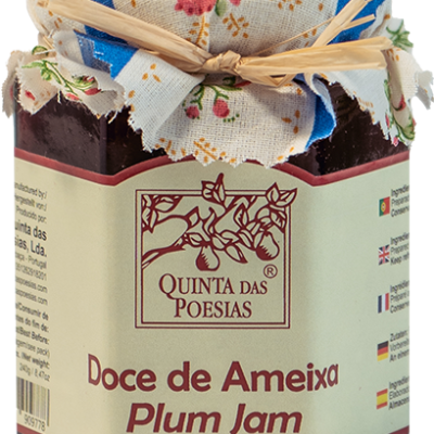 Frasco de doce de ameixa da marca Quinta das Poesias com tampa em tecido azul e branco floral