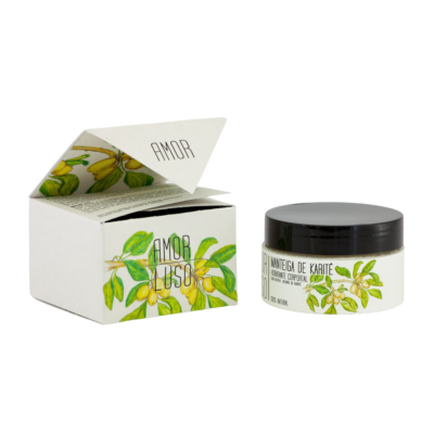 Frasco de creme com tampa preta ao lado de caixa com design vegetal e texto 'AMOR LUSO'