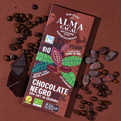 Barra de chocolate negro 60% com café da Colômbia Alma Cacau com grãos de café e cacau ao redor