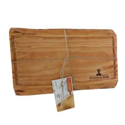 Tábua de madeira laçada com corda e etiqueta com gravação 'Mercearia da Cidade'