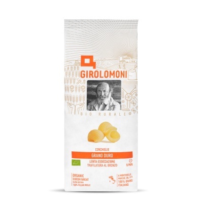 Pacote branco de massa Girolomoni com imagem de homem e texto detalhado.