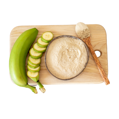 pão-de-banana verde inteiro, fatias e farinha em tábua de madeira