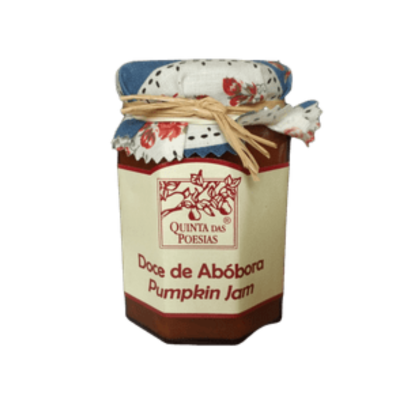 Frasco de doce de abóbora com tampa coberta por tecido floral e fita de ráfia